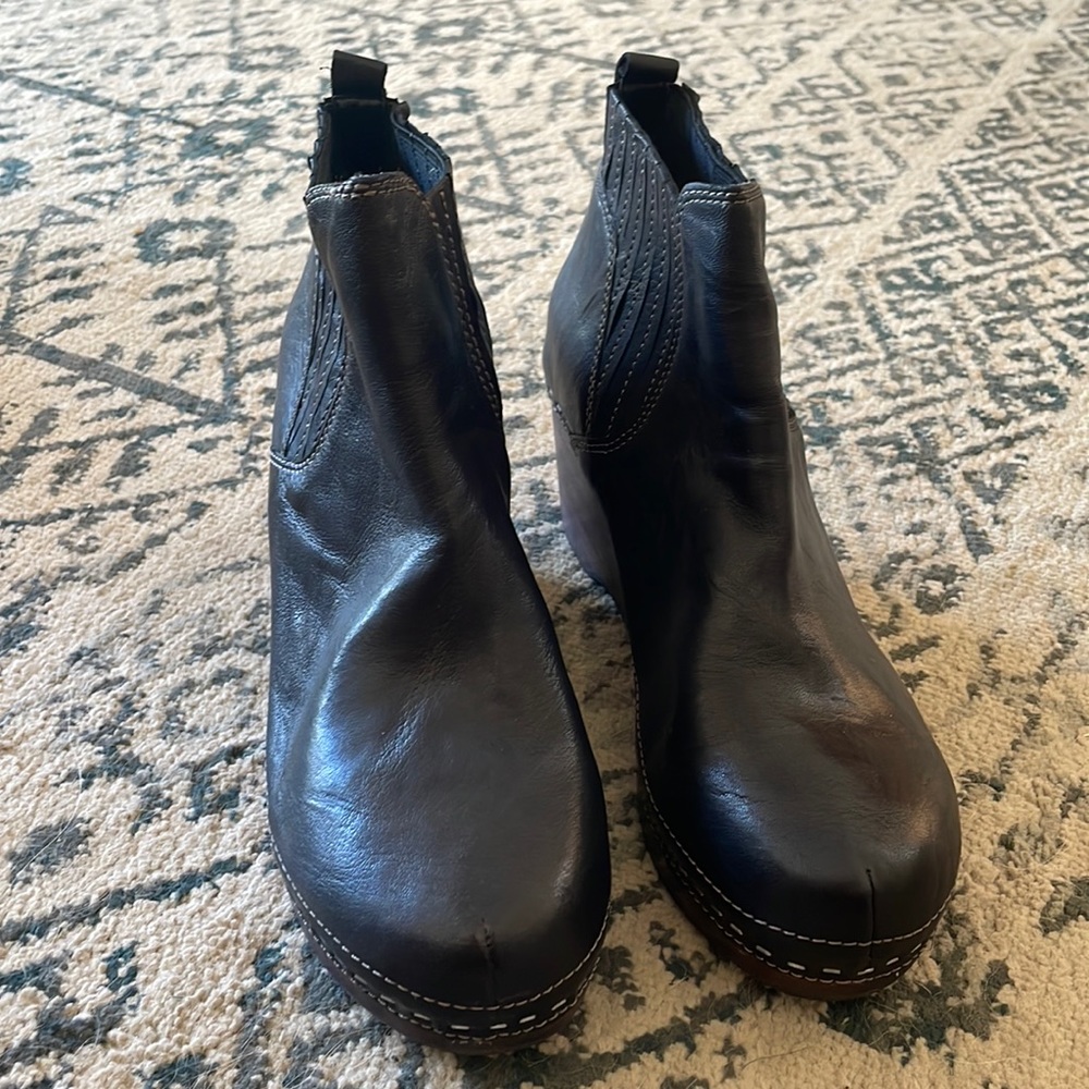 Kelsie Dagger Clog Bootie black leather size 10